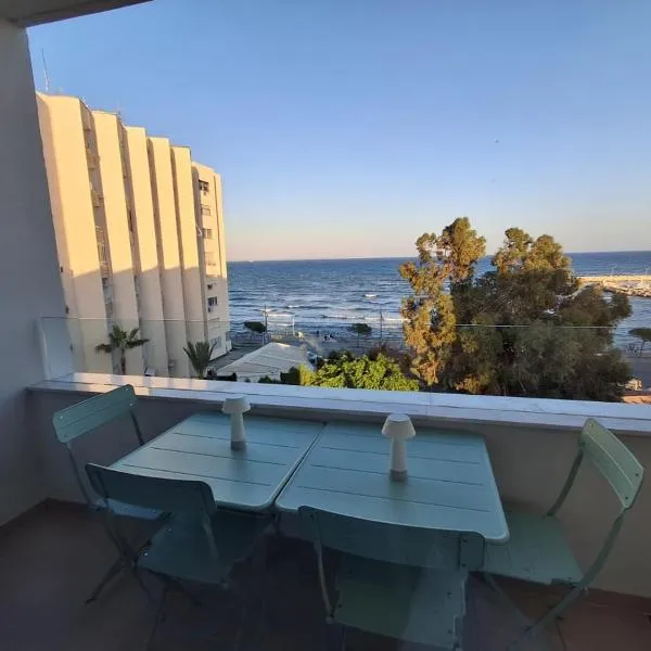 Lazuli Sea View & Pool Ap 502, hotel em Lárnaca