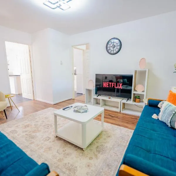 Viesnīca 6 BR House with Free Parking, Garden & Fast WiFi Kārdifā