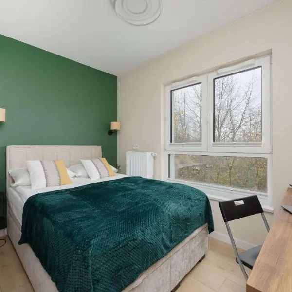 Green Apartment in Warsaw with Parking, Bathtub and Desk for Remote Work by Noclegi Renters – hotel w Warszawie