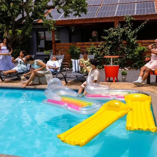 The Hemingway House 14-family Pool, viešbutis mieste Benonis