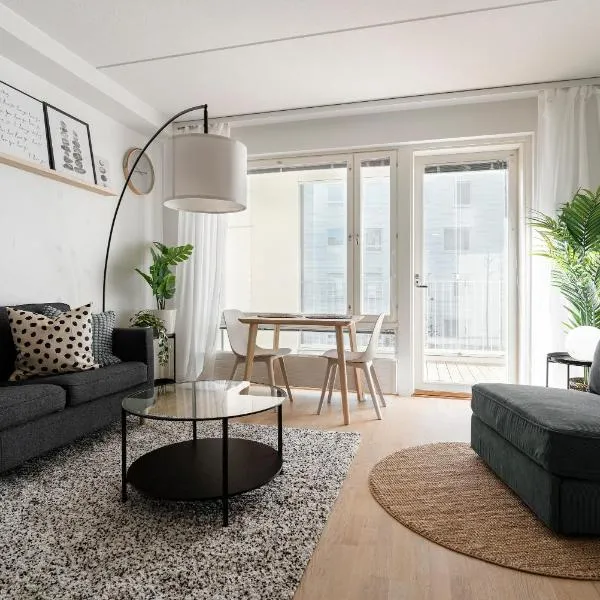 Stylish, 450 m walk to the Estonian ferry, Free parking and balcony, hotel in Helsinki