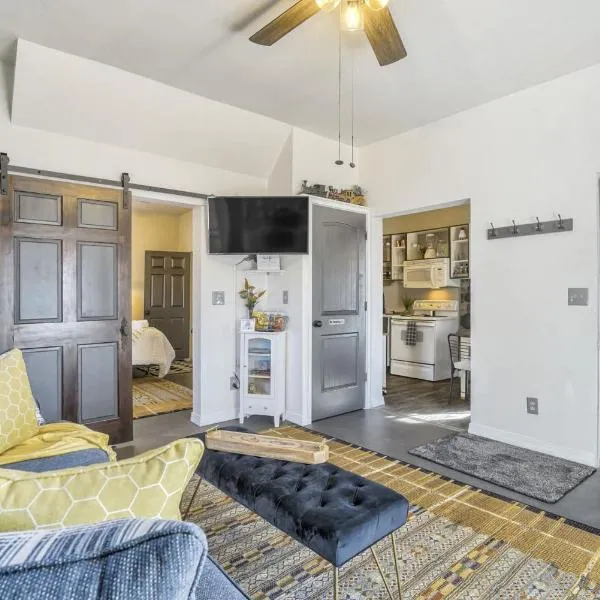 Station 130! Cozy Downtown Home w Fire Pit, Hotel in Colorade Springs