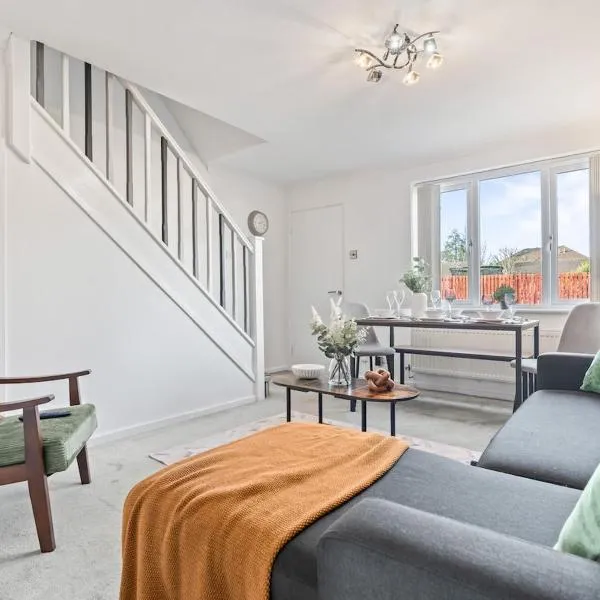 #77 Stylish Coventry home - Sleeps 6 - Near Coventry Transport Museum - " Perfect for Contractors and Families- Free Parking", хотел в Tollbar End