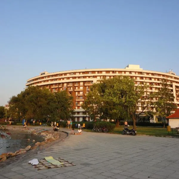 Club218 Relax Family Apartman, hotel in Siófok