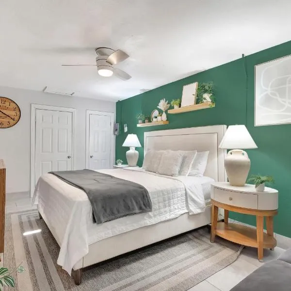 King Bed Modern Stay Always Fresh and Comfy, hotel v destinaci Pahokee