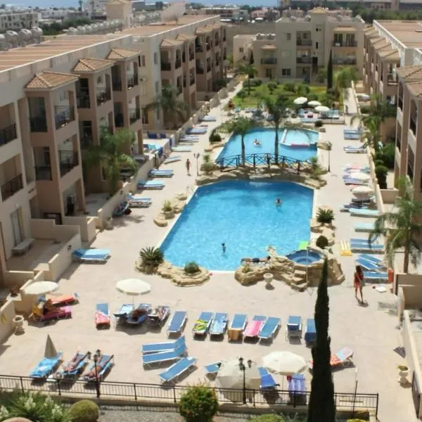 Front pool garden apartment, ξενοδοχείο στην Πάφο