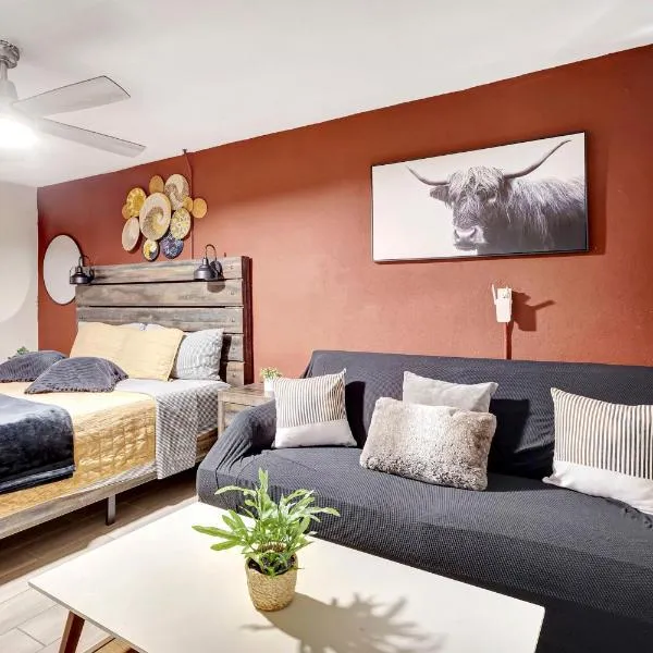 Cozy King Bed Studio - Affordable Fresh Cozy, hotel v destinaci Pahokee
