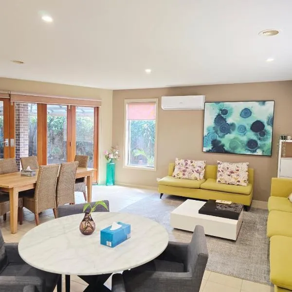 Specious ex-display 5 BDR house,up to 15 guests, Fully AC- Williams Landing, hotel in Laverton