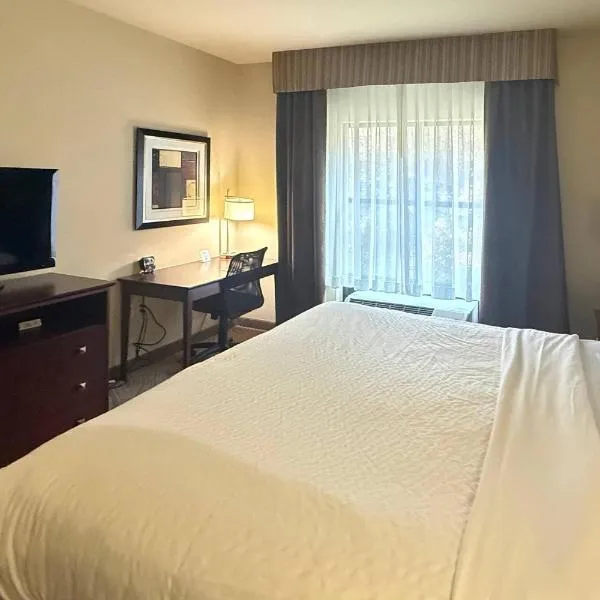 Comfort Inn & Suites、Marquetteのホテル