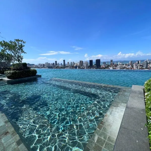 Georgetown#Beacon Executive Suite SkyPool#Luxury&Glamorous Suite#2BR#Living Room with Queen Bed, hotel v destinaci George Town