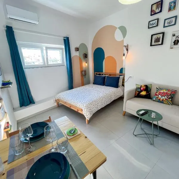 Blue Bergamote - Pop Culture Studio, hotel in Ermoupoli