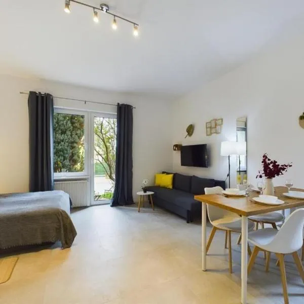 Nice Studio w Garden & Parking near Warsaw Airport，華沙的飯店