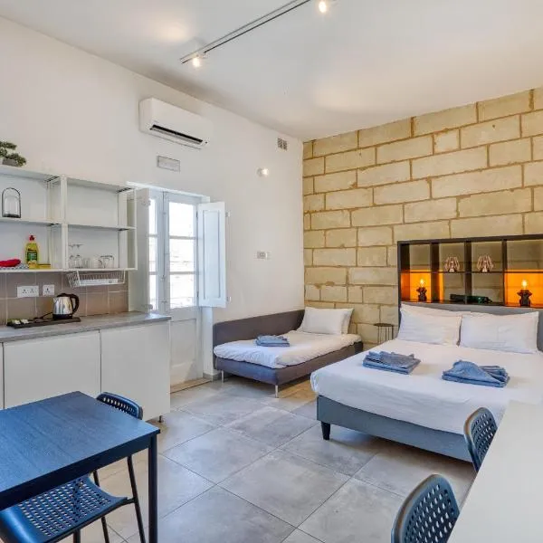 Private suite in a traditional Guest House with shared roof terrace and jacuzzi GOBLU, hotell sihtkohas Cospicua