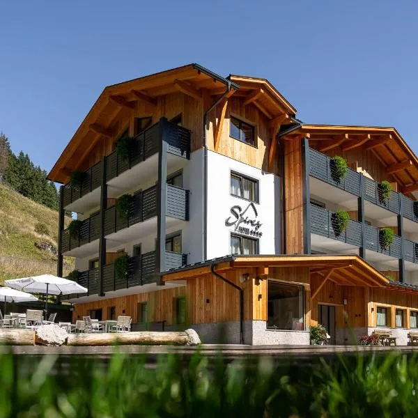 Spires Hotel، فندق في كنازاي