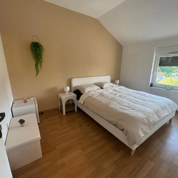 Room New Zealand: Le Quesnoy şehrinde bir otel