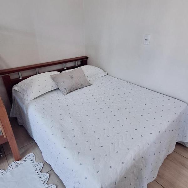KITNET S2 em TORRES-RS - Na mais bela praia Gaúcha - Cozinha - Banheiro - Ar condicionado - TV smart 32' - Wi-Fi - Estacionamento - Anfitriã Superhost no BnB