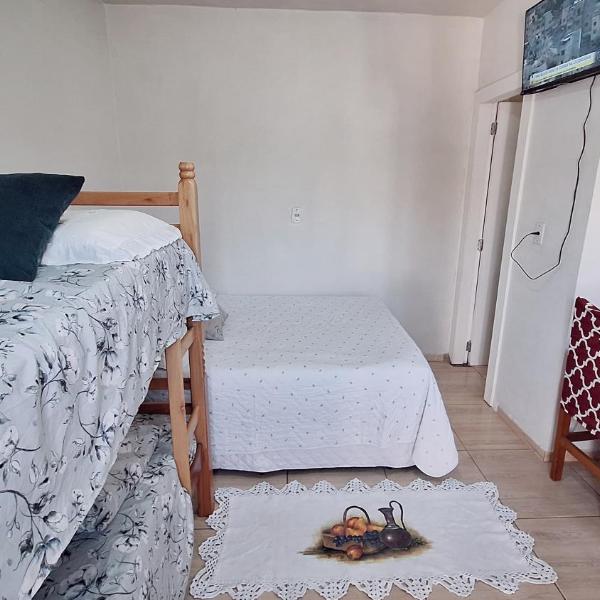KITNET S2 em TORRES-RS - Na mais bela praia Gaúcha - Cozinha - Banheiro - Ar condicionado - TV smart 32' - Wi-Fi - Estacionamento - Anfitriã Superhost no BnB - Foto 3