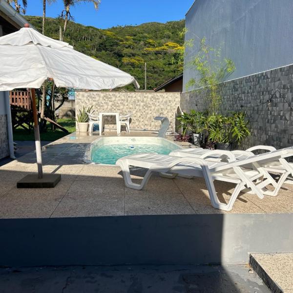 Casa de 2 dormitórios com piscina e quintal