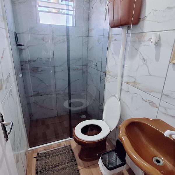 KITNET S4 em TORRES-RS - Confortável com cama casal box, cama de solteiro bicama, televisão, geladeira, micro-ondas, chaleira elétrica, ar-condicionado split - Anfitriã Superhost no BnB - Foto 3
