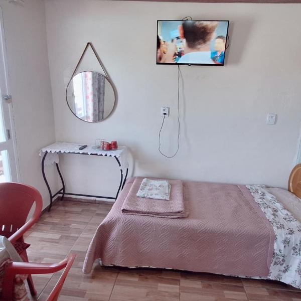 KITNET S4 em TORRES-RS - Confortável com cama casal box, cama de solteiro bicama, televisão, geladeira, micro-ondas, chaleira elétrica, ar-condicionado split - Anfitriã Superhost no BnB - Foto 2