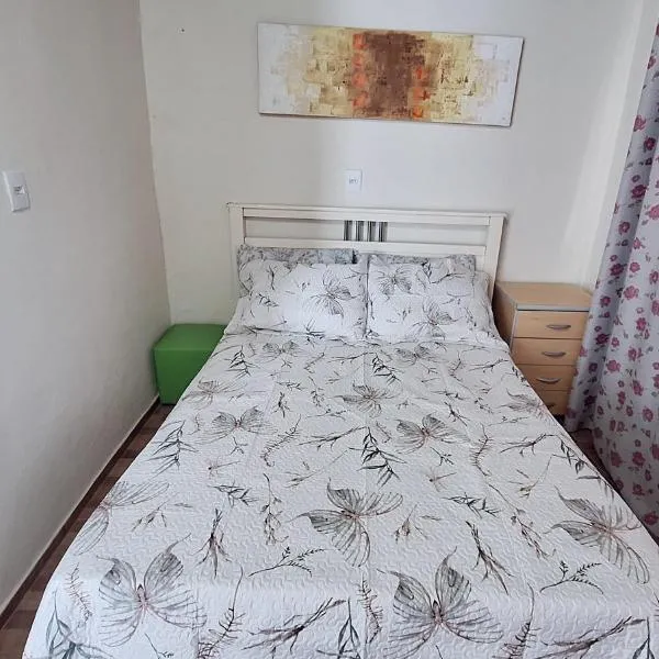 KITNET S4 em TORRES-RS - Confortável com cama casal box, cama de solteiro bicama, televisão, geladeira, micro-ondas, chaleira elétrica, ar-condicionado split - Anfitriã Superhost no BnB, viešbutis mieste Toresas