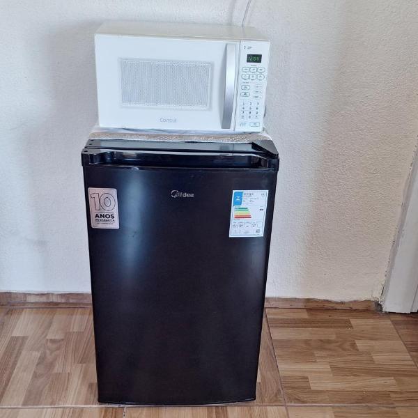 KITNET S4 em TORRES-RS - Confortável com cama casal box, cama de solteiro bicama, televisão, geladeira, micro-ondas, chaleira elétrica, ar-condicionado split - Anfitriã Superhost no BnB - Foto 4