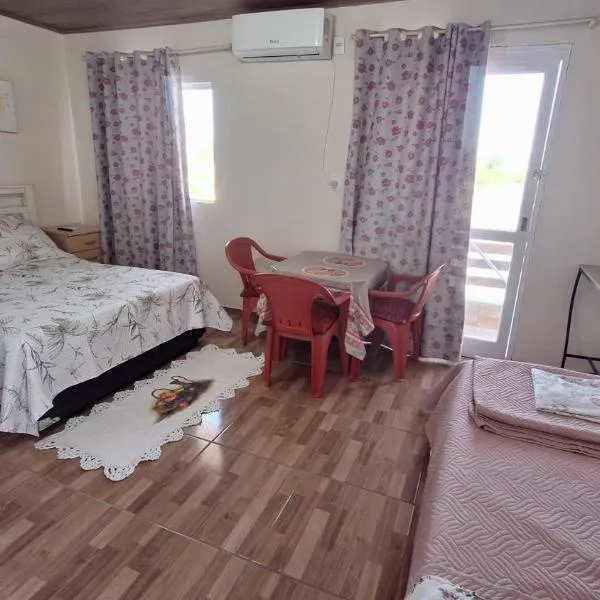 KITNET S4 em TORRES-RS - Confortável com cama casal box, cama de solteiro bicama, televisão, geladeira, micro-ondas, chaleira elétrica, ar-condicionado split - Anfitriã Superhost no BnB, Hotel in Torres