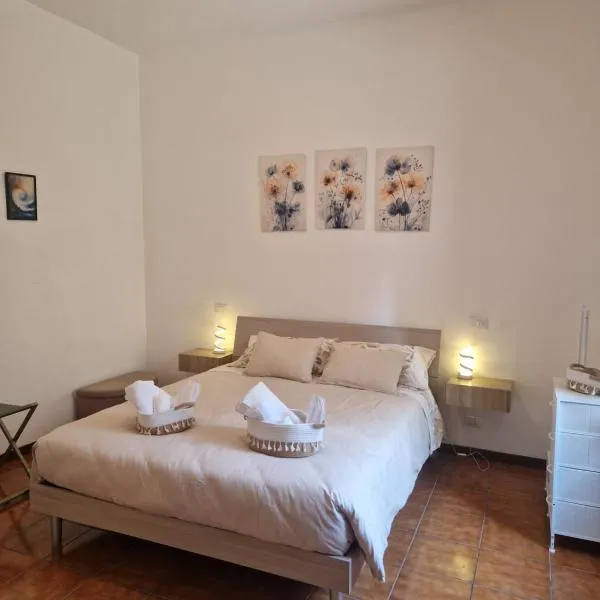 Charming Home with Private Patio near Swiss Border and Transport - Daisy, Loggiadeifiori, hótel í Como