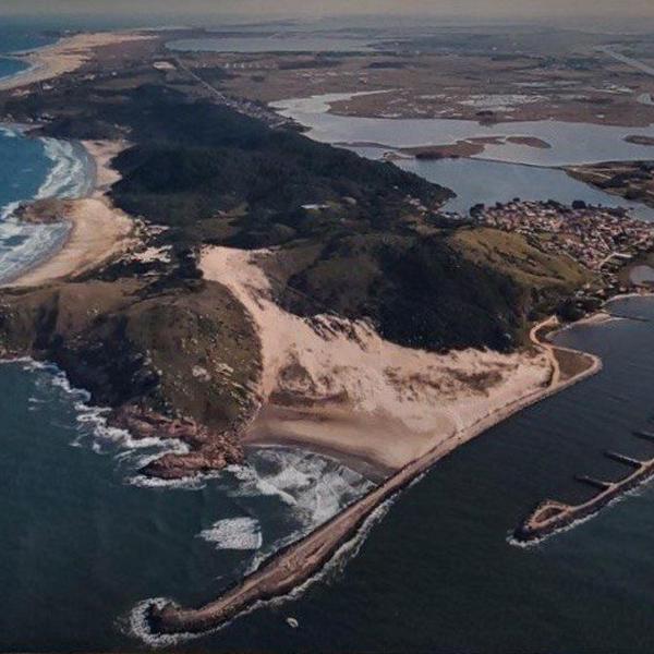 APARTAMENTO 3 DORM., O QUINTAL É A PRAIA E MOLHES