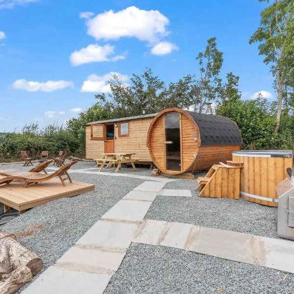 Starry Nights - Wood-Fired Hot Tub with Sauna & Views، فندق في Yarpole