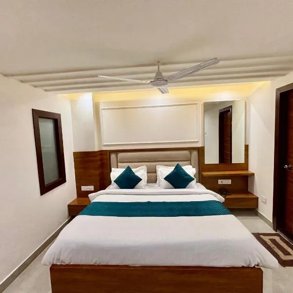 Hotel G R Residency GOLDEN TEMPLE JUST 2 mins WALKING DISTANCE FROM HOTEL, хотел в Амритсар