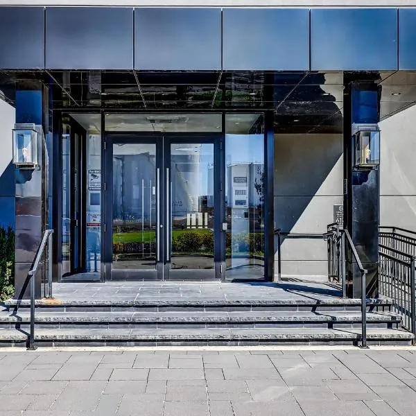 Dream Suites Near YYZ Airport, hotel a Mississauga