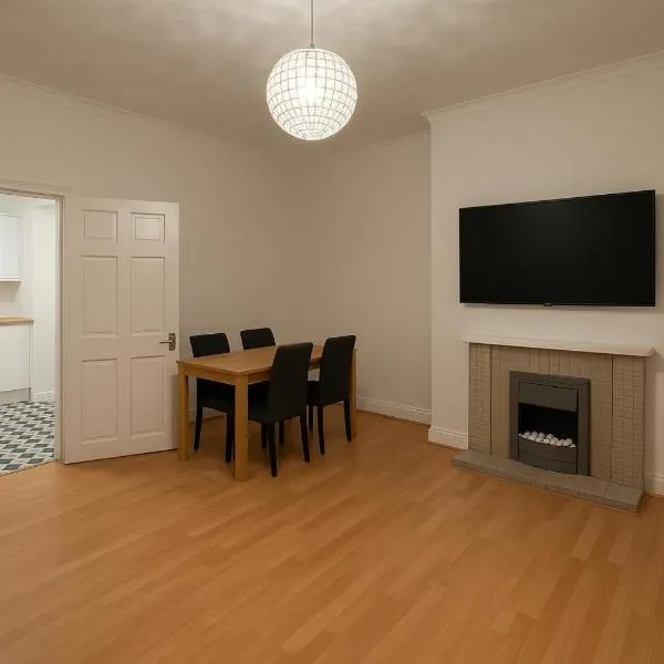 Simple & Peaceful Space, hotel in Colne