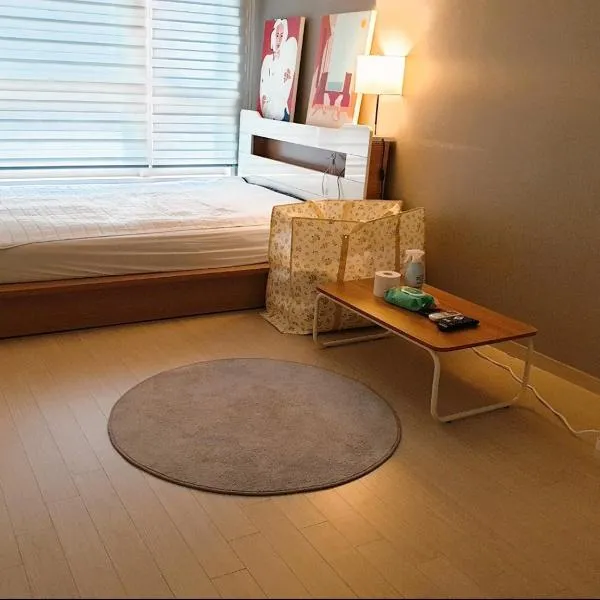 2912#InfiniteSkySuite #HighFloorView #ModernChicStay #SpaciousComfort, hotell Soulis
