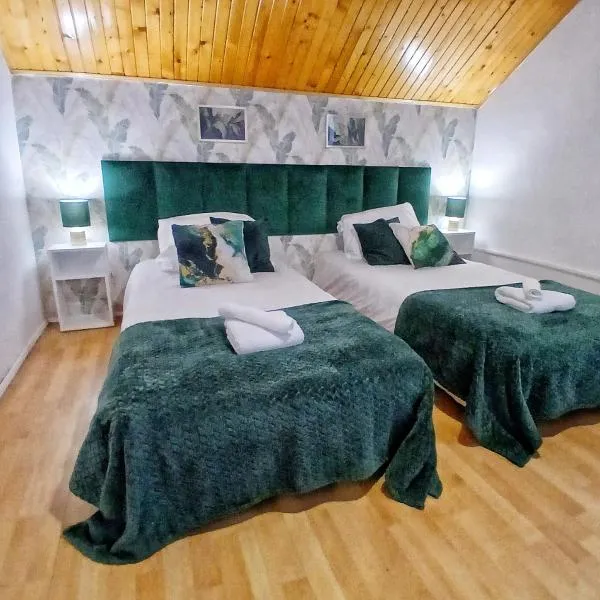 KRK stop near airport โรงแรมในCholerzyn