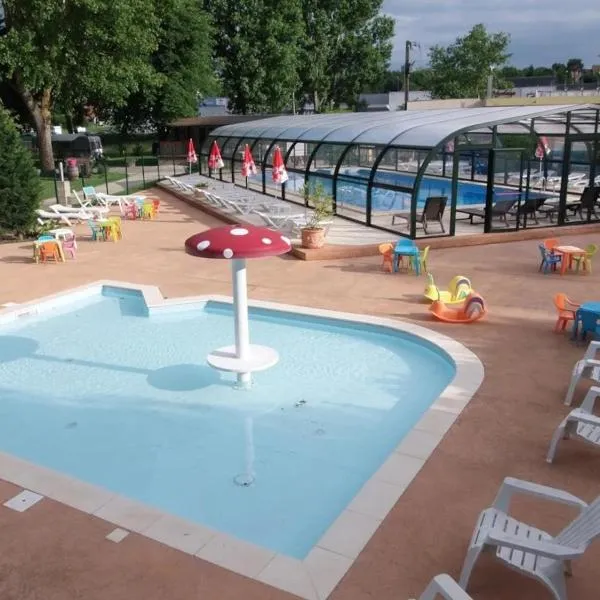 ZEcamping 4 étoiles dog friendly bar piscine couverte, hotel in Faverolles-sur-Cher