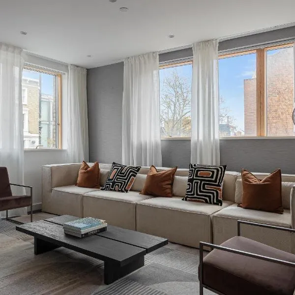 Modern 4-bd Fulham House by West Brompton Station, hotel sa London