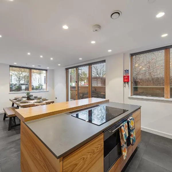 Modern 4-bd Fulham House by West Brompton Station, hotel i London