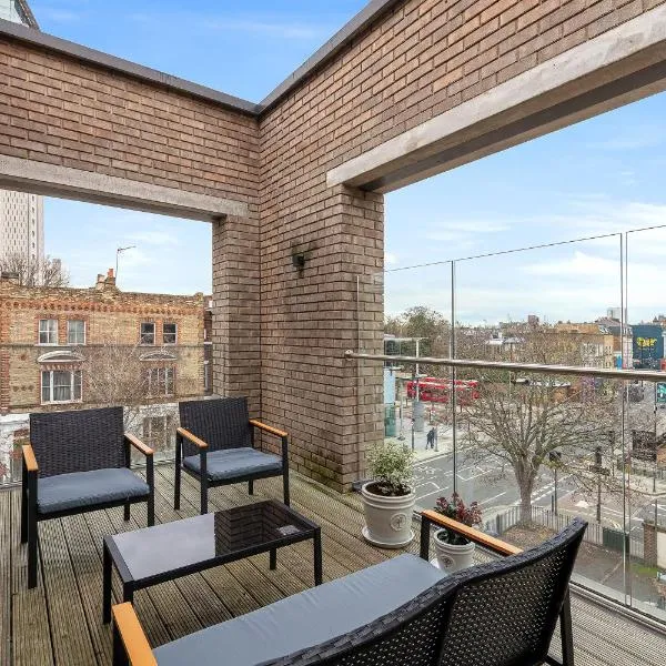 Modern 4-bd Fulham House by West Brompton Station, hotel v Londýně