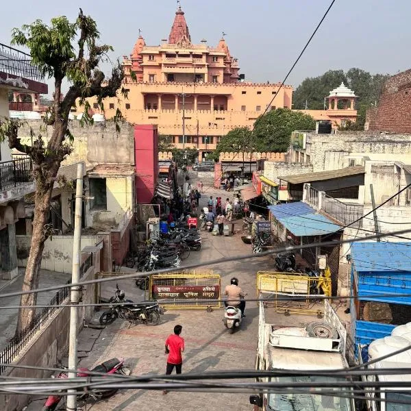 Divine Stay- Only Prime Property In Front Of The Krishnas Birthplace Janambhumi Temple, Food-Shopping-Transport All At Your Doorstep, hotel in Mathura