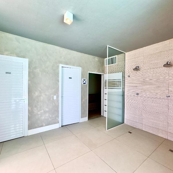 Apartamento em Condomínio Frente-Mar com Piscinas, Jacuzzi Aquecida, Sauna, Academia, Brinquedoteca, Churrasqueira na Sacada, Cozinha Completa e Lazer de Home Club - Foto 3