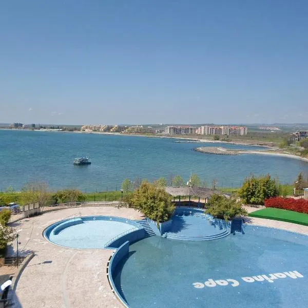 Beach Pool and Spa Apartment in Marina Cape, khách sạn ở Aheloy