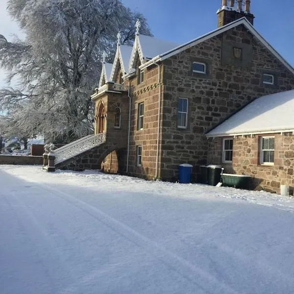 The Doune, Luxury Traditional Country House with hot tub, ξενοδοχείο στην Ινβέρνες