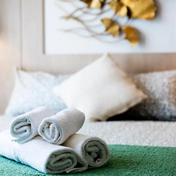 Premium 2BR near Kamala Beach, Pool, Gym & Free Shuttle, hotel ve městě Phuket