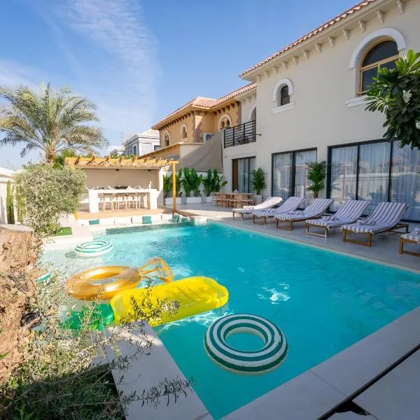 Luxurious Villa 5BHK with Pool BBQ and Full Time Housemaid Assistance - live in, Hotel in Dubai
