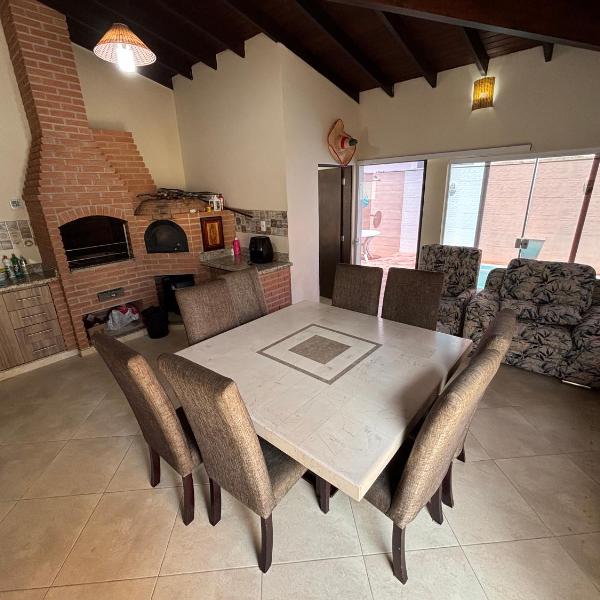 Casa com piscina em condomínio