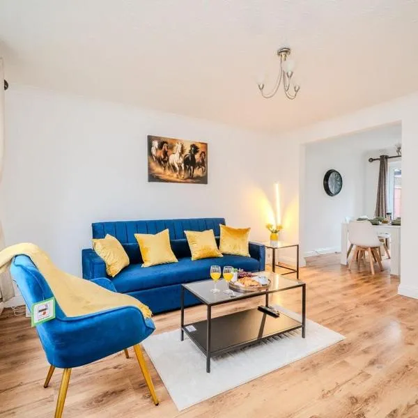 Fowler House 2 Bedroom ,Free WIFI, Parking, Crawley, Close to Gatwick Airport, Contractor friendly, business travellers, хотел в Three Bridges