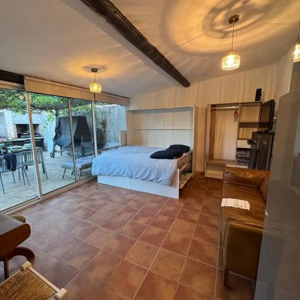 Studio with pool and quiet, non-shared garden, 1 lit double, hotel in Gardanne