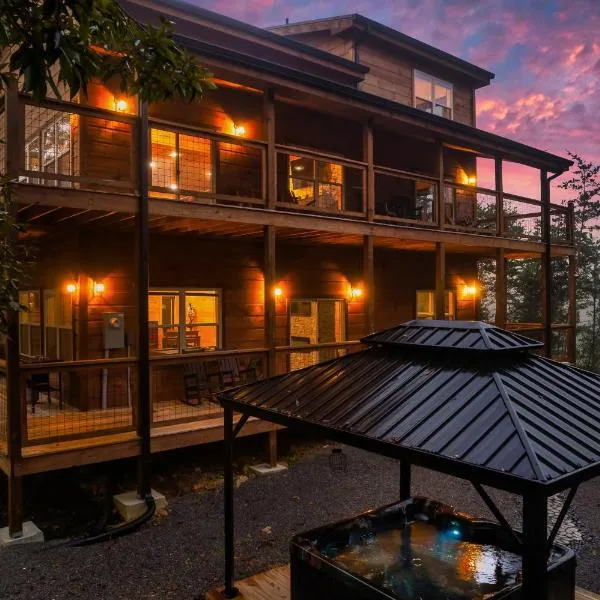 New Management Stay Wild Luxury Cabin Epic Mountain Views Hot Tub and Game Rooms, hotell sihtkohas Pigeon Forge