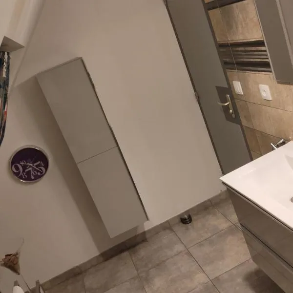 Charmante chambre 2 personnes petit déjeuner compris, Hotel in Traînou